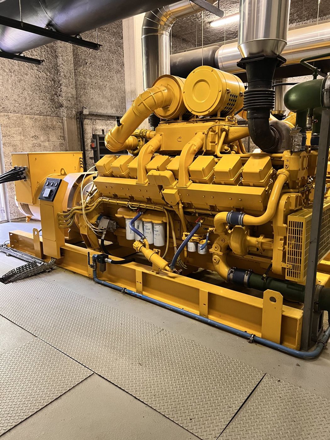 Groupe électrogène SDMO MS1020 dans son local avant démantèlement